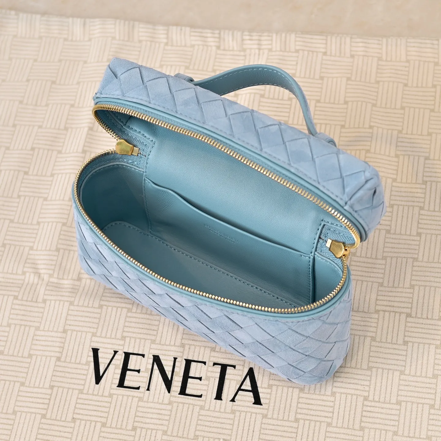 Batch 1360 #BV new Vanity Case suede cosmetic bag 🎈 is a super practical and stylish box cosmetic bag [Fireworks], using the brand's most classic cowhide weaving, with two-way zipper opening and closing, the overall style is retro and elegant, the top handle can be adjusted at will, the hand-held elegant temperament, cross-body casual and casual, unlocking various concave shape scenes 🎬 Model: 9109 Size: 22x12.5x5